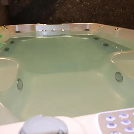 J13 Con Spa Privata Apartment *